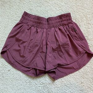 Lululemon Tracker Short V 4” size 6